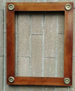 Cornice in noce con rosette metalliche nei 4 angoli tipicamente Impero Primi XIX° sec. luce cm.26x34 est. cm.42x34